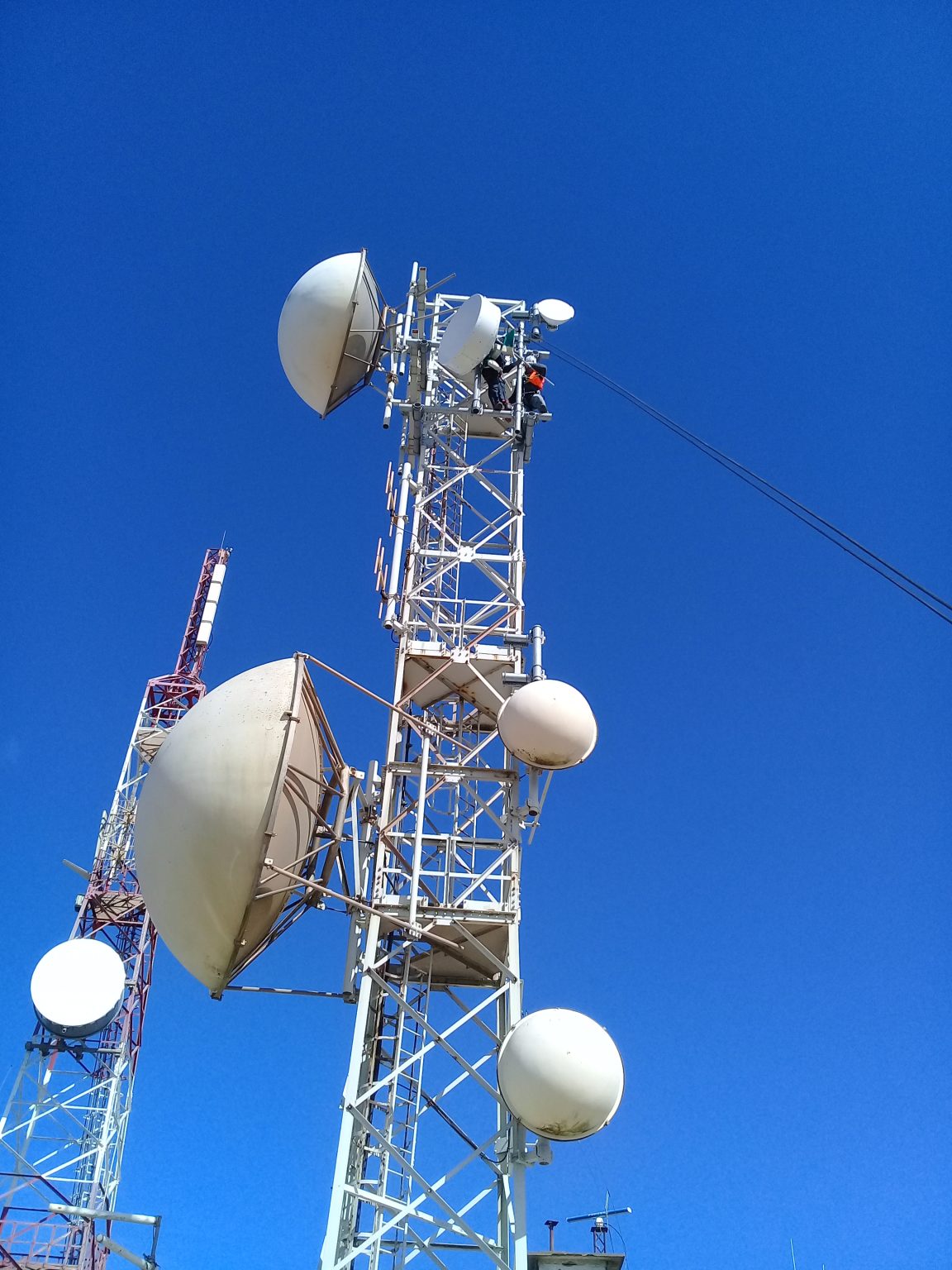 Montage des pylônes et Installation des antennes de télécommunication